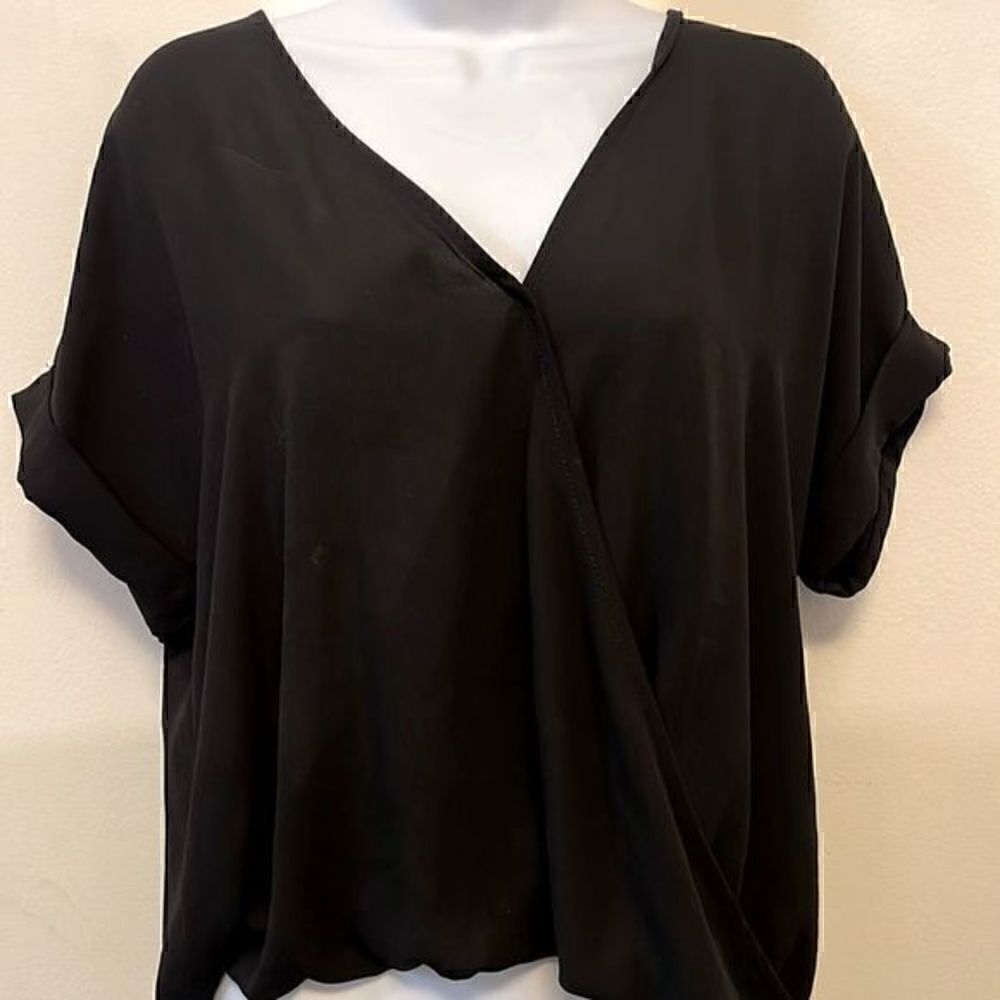 Victoria & Sophia Black V -Neck Top Size M